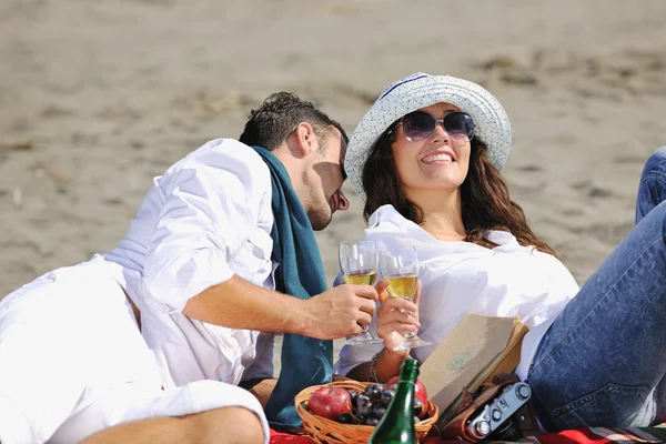 Feliz joven pareja divertirse en hermosa playa —  Fotos de Stock