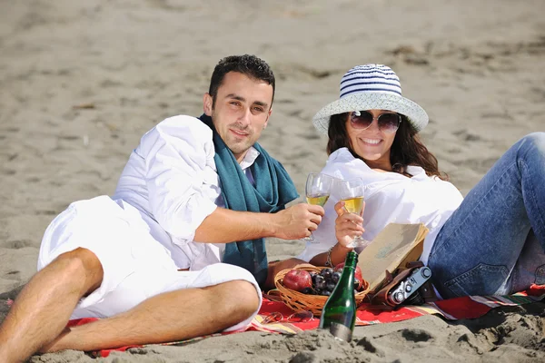 Felice giovane coppia divertirsi in bella spiaggia — Foto Stock