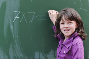 Matematik sınıfındaki mutlu kız öğrenci.