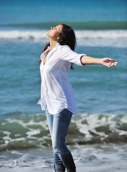 Счастливая молодая женщина на пляже — стоковое фото