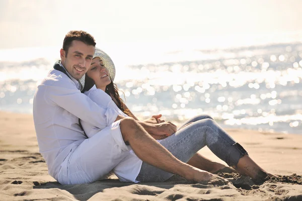 Glada unga par ha kul på vackra stranden — Stockfoto