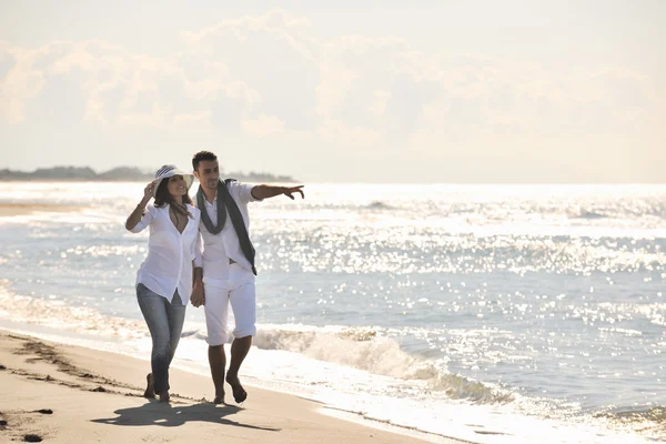 Feliz joven pareja divertirse en hermosa playa — Foto de Stock