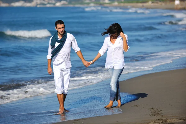 Счастливая молодая пара веселится на красивом пляже — стоковое фото