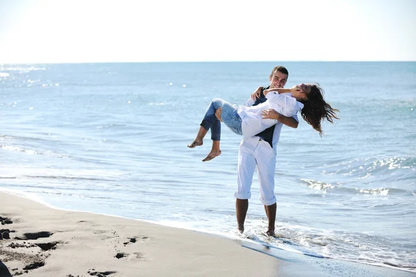 Fericit cuplu tineri să se distreze la plajă frumoasă — Fotografie, imagine de stoc