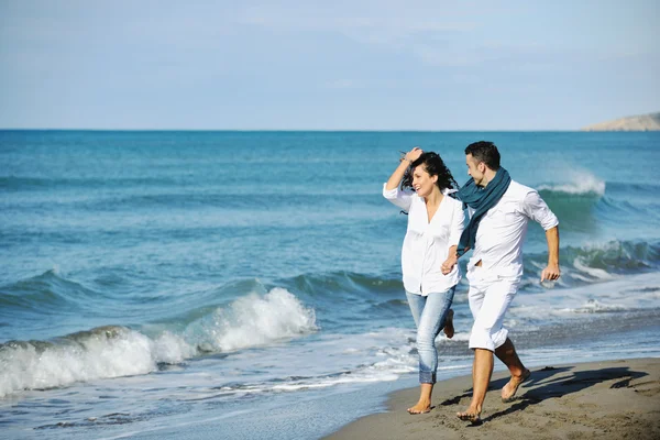 幸せな若いカップルは美しいビーチで楽しんでいます — ストック写真