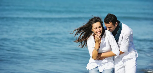 Felice giovane coppia divertirsi in bella spiaggia — Foto Stock