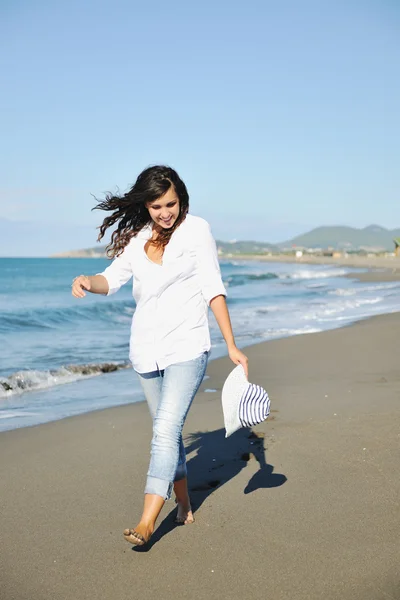 Šťastná mladá žena na pláži — Stock fotografie