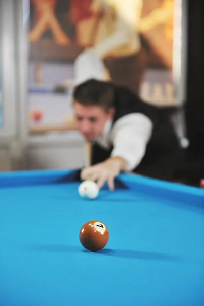 Νεαρός άνδρας παίζουν επαγγελματικό παιχνίδι μπιλιάρδου — Φωτογραφία Αρχείου