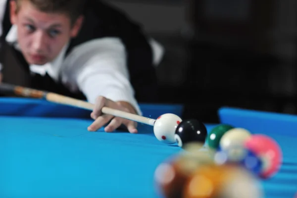 Fiatal férfi játszani pro biliárd játék — Stock Fotó
