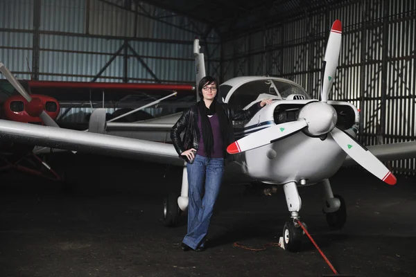 Jeune femme avec avion privé — Photo