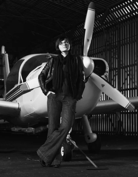 Ung kvinna med privata flygplan — Stockfoto