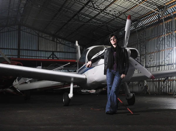 年轻女子用私人飞机 — 图库照片