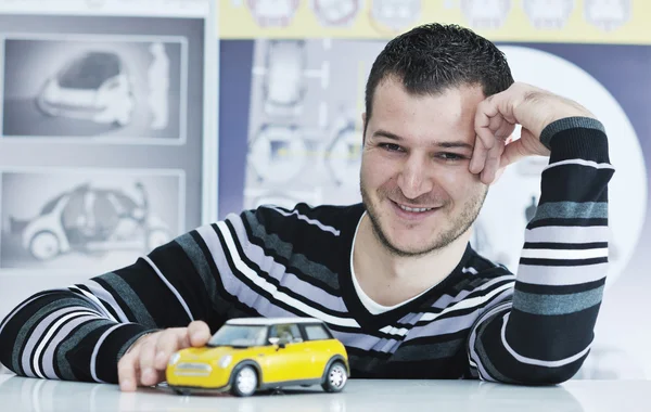Jovem designer de carros — Fotografia de Stock