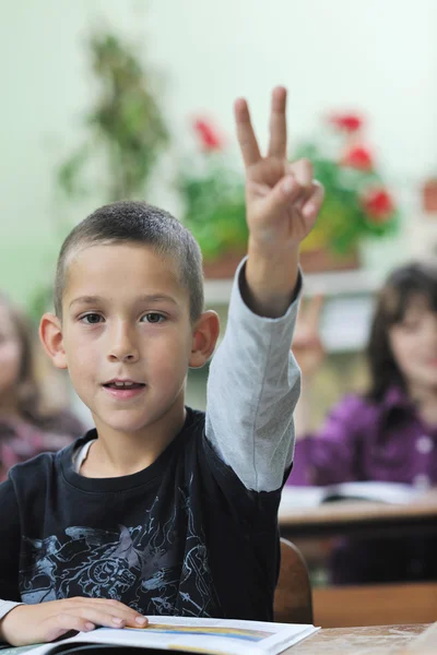 Щасливий молодий хлопчик на уроках математики першого класу — стокове фото