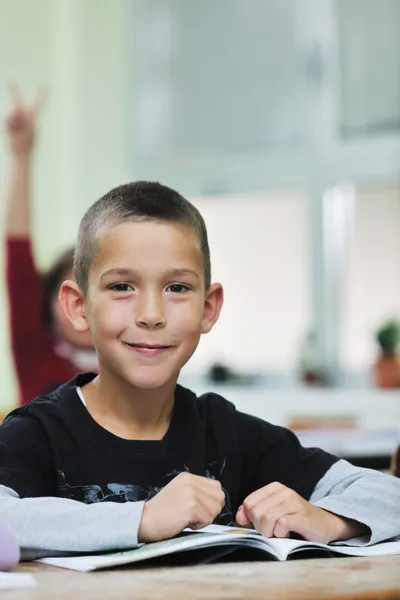 Šťastný mladý chlapec v první třídě matematiky — Stock fotografie