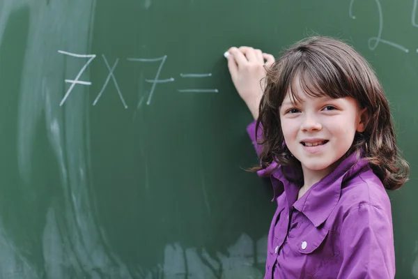 Lykkelig skole pige på matematik klasser - Stock-foto