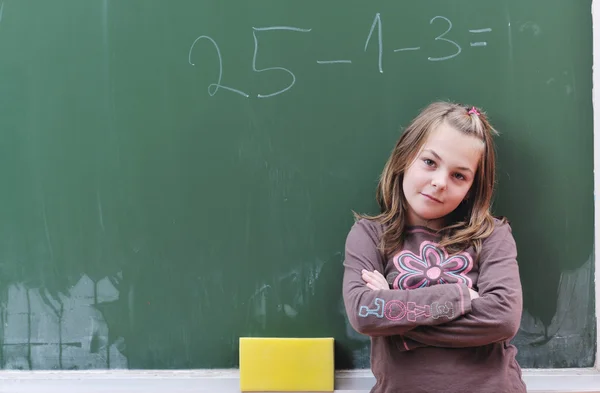 Šťastná školačka na hodinách matematiky — Stock fotografie
