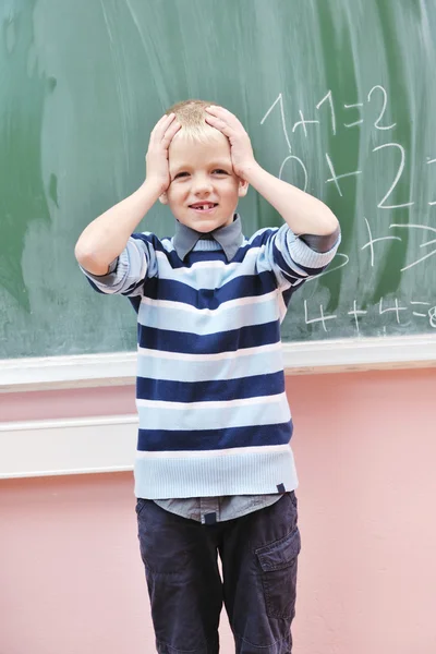 Boldog fiatal fiú első osztályos matek órákon — Stock Fotó