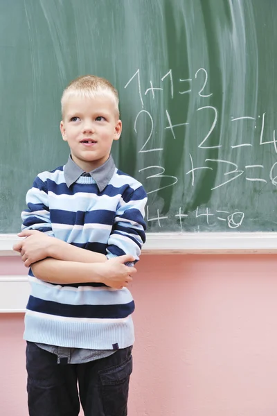 Счастливый мальчик на уроках математики в первом классе — стоковое фото