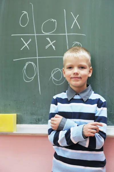 Χαρούμενο νεαρό αγόρι στην πρώτη τάξη στα μαθηματικά — Φωτογραφία Αρχείου