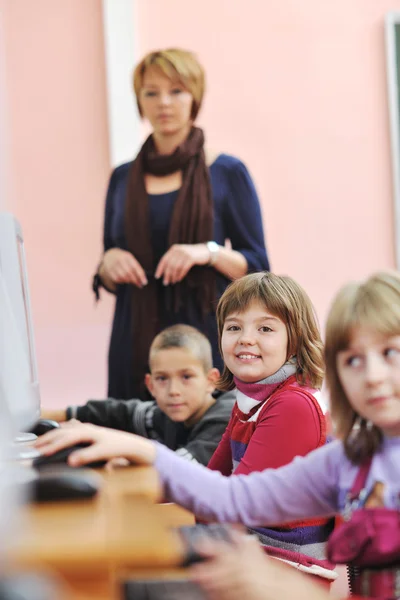 Bildung mit Kindern in der Schule — Stockfoto