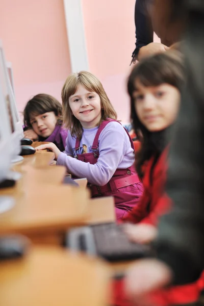 Bildung mit Kindern in der Schule — Stockfoto