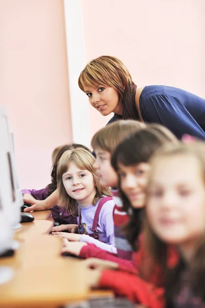 Il l'éducation avec les enfants à l'école — Photo