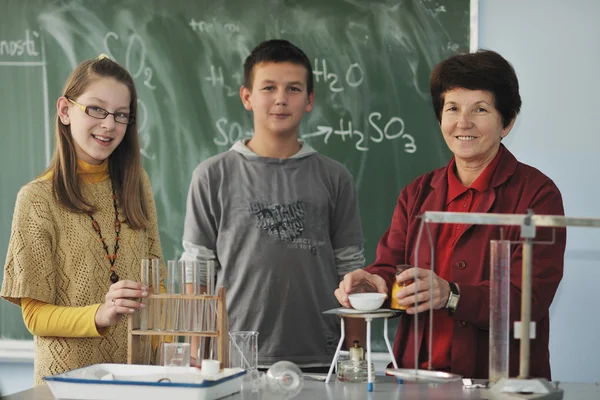Unterricht in Naturwissenschaften und Chemie in der Schule — Stockfoto