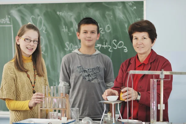 Clases de ciencia y química en la escuela —  Fotos de Stock