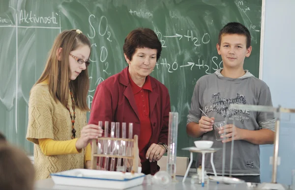 Corsi di scienze e chimica a scuola — Foto Stock