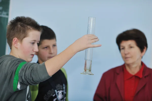 Wetenschap en chemie classees op school — Stockfoto