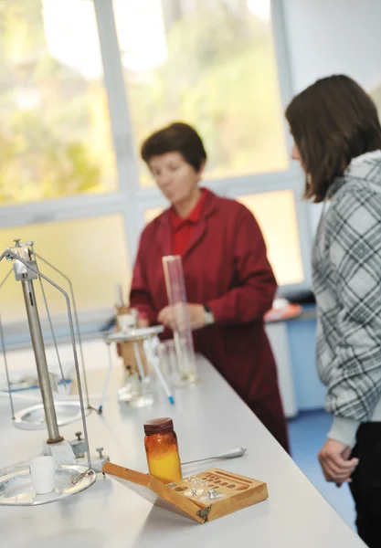 Unterricht in Naturwissenschaften und Chemie in der Schule — Stockfoto
