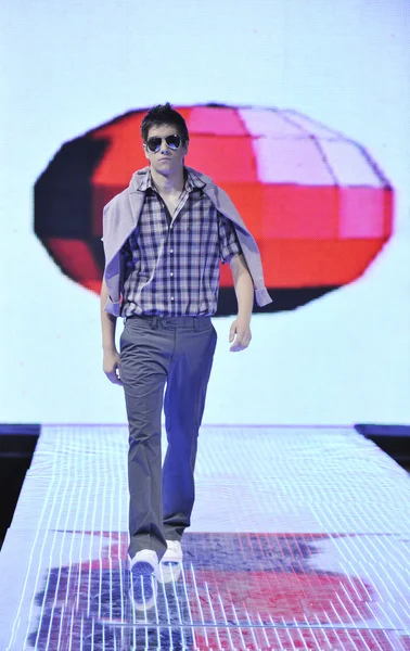 Male model on fashion show — Stock Photo, Image