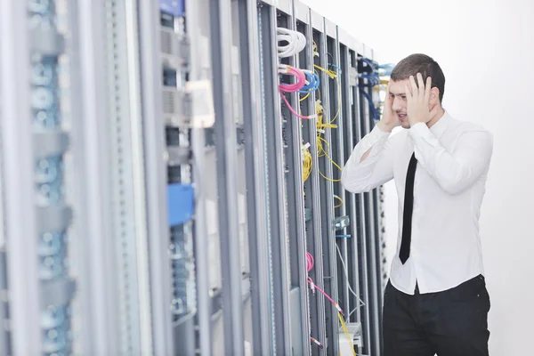 Ung stilig affärsman det ingenjör i datacenter serverrum — Stockfoto