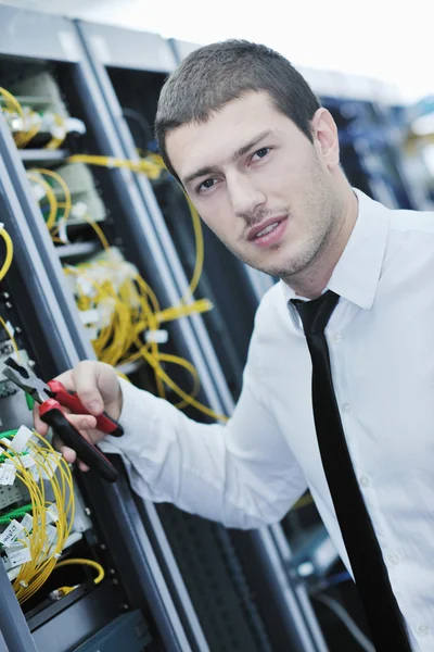 Jonge knappe zakenman ingenieur in datacenter serverruimte — Stockfoto