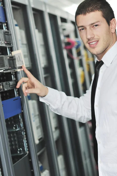 Jeune homme d'affaires beau il ingénieur dans la salle de serveur de datacenter — Photo