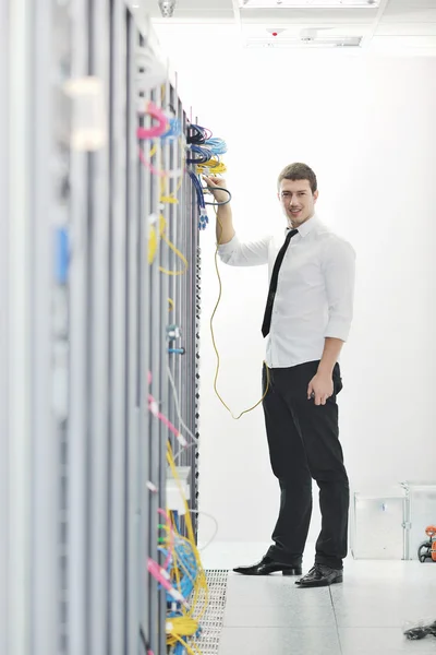 Νεαρός όμορφος επιχειρηματίας μηχανικός σε datacenter server room — Φωτογραφία Αρχείου