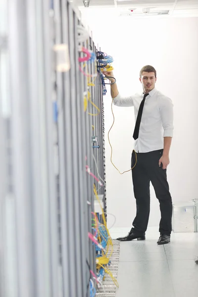 Νεαρός όμορφος επιχειρηματίας μηχανικός σε datacenter server room — Φωτογραφία Αρχείου