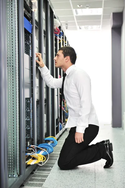 Joven hombre de negocios guapo ingeniero en la sala de servidores del centro de datos — Foto de Stock