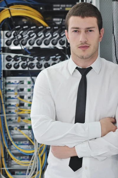 Mladý pohledný obchodník to inženýr v datacentru serverové místnosti — Stock fotografie