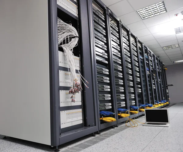 Ноутбук в серверной комнате дата-центра — стоковое фото