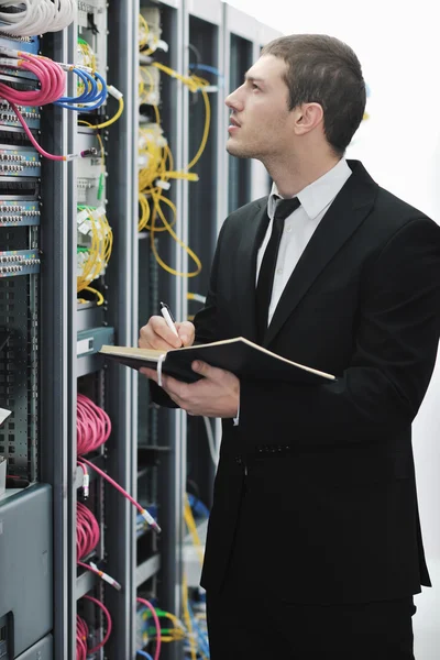 Giovane bell'uomo d'affari ingegnere in sala server datacenter — Foto Stock
