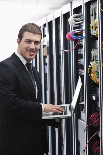 Jonge knappe zakenman ingenieur in datacenter serverruimte — Stockfoto