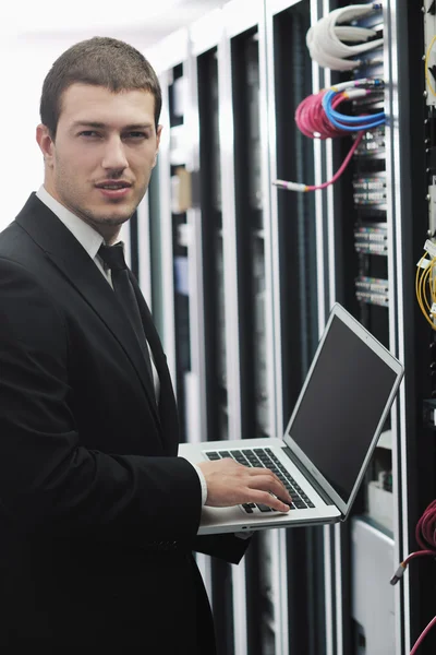 Junge hübsche Geschäftsmann es Ingenieur in Rechenzentrum Serverraum — Stockfoto