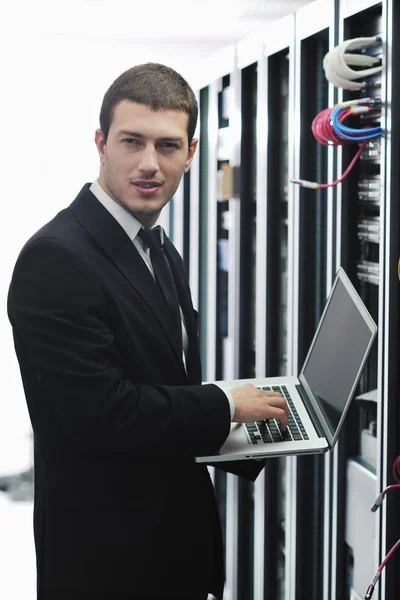 Jeune homme d'affaires beau il ingénieur dans la salle de serveur de datacenter — Photo