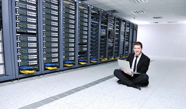 Giovane bell'uomo d'affari ingegnere in sala server datacenter — Foto Stock