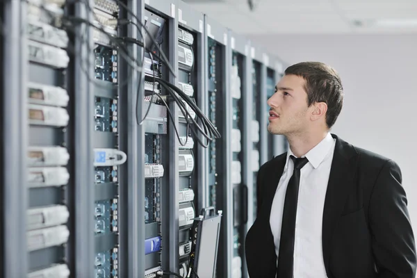Молодой привлекательный бизнесмен это инженер в серверной дата-центра — стоковое фото