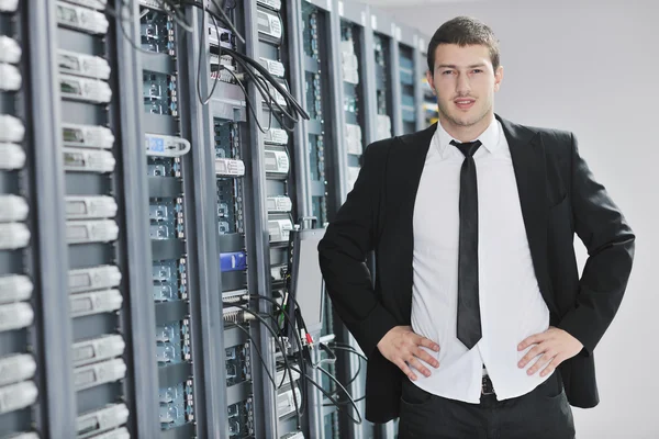 Молодой привлекательный бизнесмен это инженер в серверной дата-центра — стоковое фото