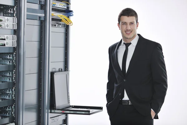 Młody przystojny biznes człowiek to inżynier w datacenter serwerowni — Zdjęcie stockowe