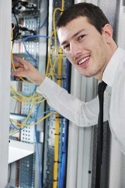 Junge hübsche Geschäftsmann es Ingenieur in Rechenzentrum Serverraum — Stockfoto